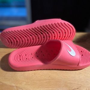 Pre owned Nike slides m7 w8